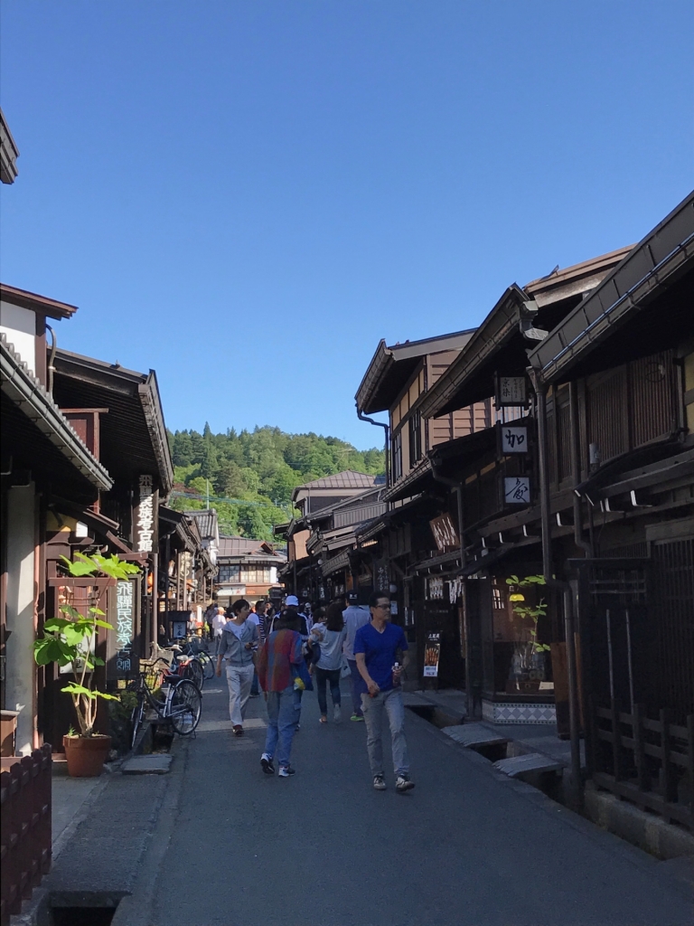 飛騨高山の古い町並みは週末にぎわいをみせています！ | 平湯温泉 奥飛騨山荘 のりくら一休 ブログ