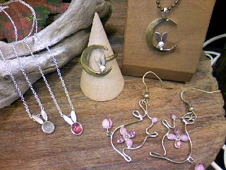 ベネチアンガラスを使った、アクセサリー作家のハンドメイド。ウサコレだけの、限定商品です。 さりげないデザインで、毎日のおしゃれのお供になってくれそうです。