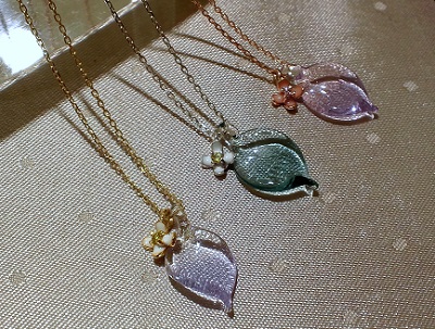UN0050 ネックレス (左から) YG coating/ガラスSkyBleu・YE CZ ¥5,040. RH coating/ガラスGreen・YE CZ ¥5,040. PG coating/ガラスPink・PK CZ ¥5,040