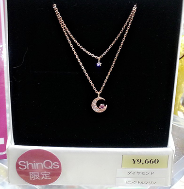 渋谷ヒカリエShinQs店限定> 月のネックレス ¥9,660(税込)PG coating