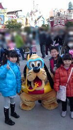 プルートとちびっ子3人組