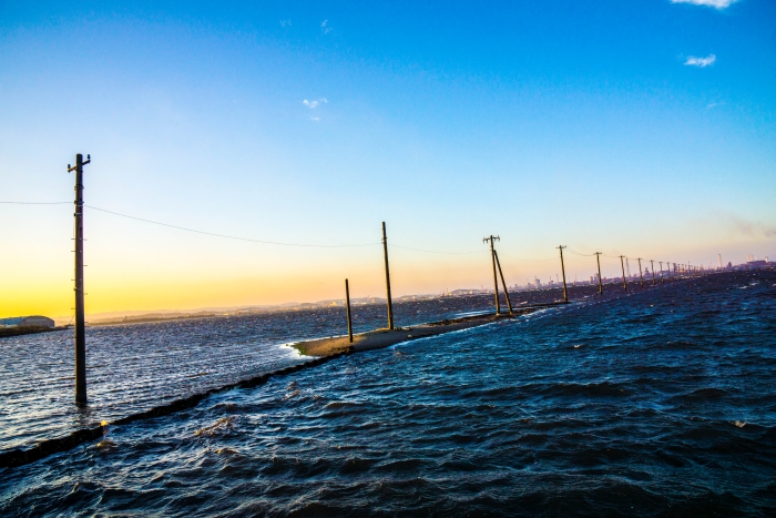 幻の道】海へ続く電柱の風景 木更津 江川海岸 | 日本一周！旅
