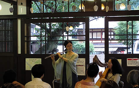悠久の風鞍馬駅舎の小さな黄昏演奏会