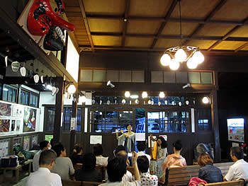 悠久の風鞍馬駅舎の小さな黄昏演奏会