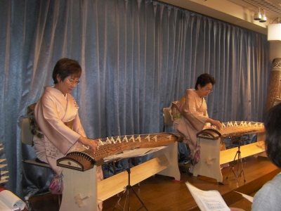 二人で箏の合奏