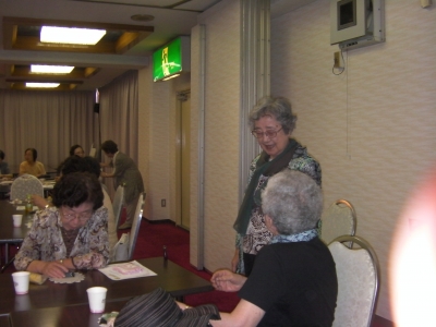 報告会の後半、歓談する参加者