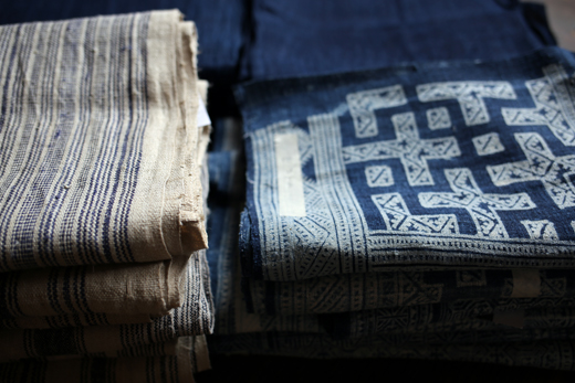 カ*ラ様 古古布モン族手刺繍藍染めバティック・おんぶ布 モン族 バティック布 カ ラ様 古古布・モン族藍染めバティック布手