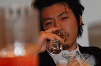 ガムシロップを”蜜”と呼び、ストレートで飲む男。シモダ