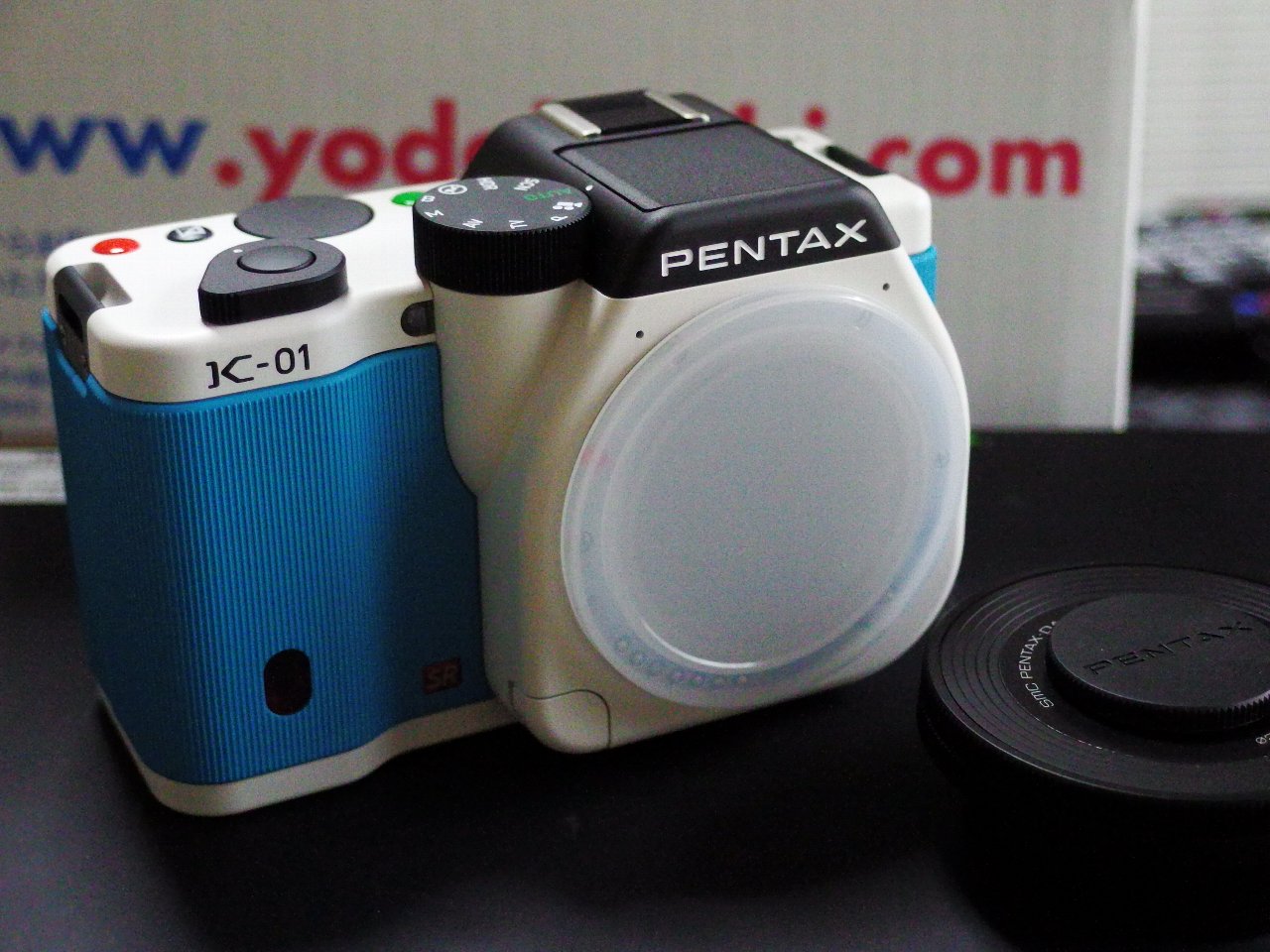 PENTAX K-01が復活（ホワイト×ブルーのレンズキットDA40mmF2 