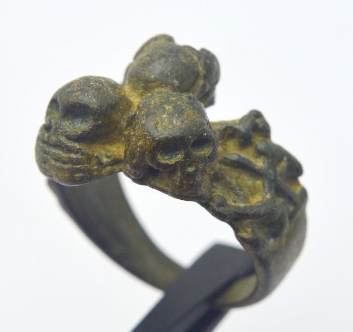 ビンテージスカルリング(Vintage Skull and Cross Bones Ring