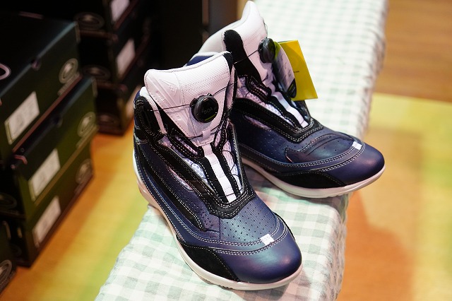何でも揃う クシタニ K4566 フローシューズ ブラックレッド woehrden