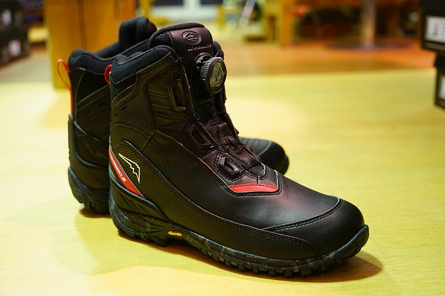 新型アドーネシューズと、アウトドライアドマイヤーグローブ入荷しま