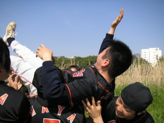 胴上げされる監督