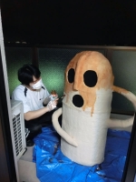 塗装するドクターK
