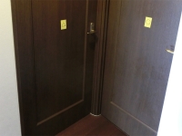 部屋のドアにはシール(1)