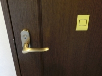 部屋のドアにはシール(3)
