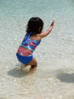 海で遊ぶ様子