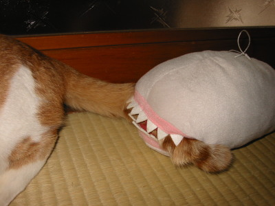しっぽにかみつくおばけ