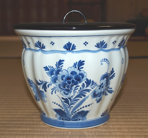 デルフト窯 草花絵水指 鵬雲斎宗匠 | 茶道具 小西康のぶろぐ デルフト窯 草花絵水指 鵬雲斎宗匠 | 茶道具 小西康のぶろぐ
