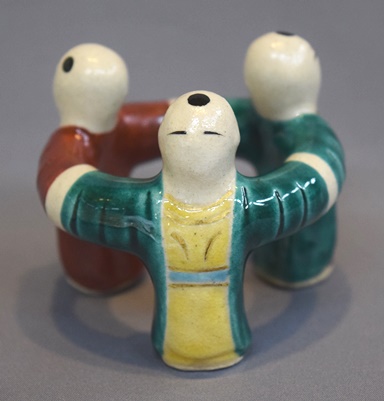 清朝期　青磁三ッ人形蓋置　時代箱付　茶道具中国美術　③ 栗山園オンライン通販部 ⁄ 出物 三つ人形蓋置 ３代矢口永寿