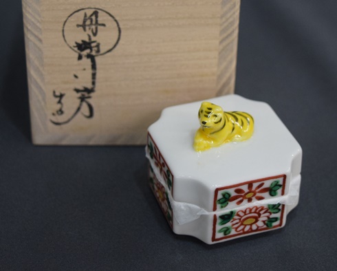 赤絵四入角 香合 真葛 香斎 茶道具 真葛香斎作 赤絵 四入