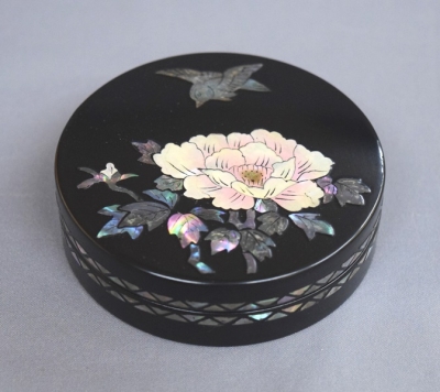 【茶道具】大真造　青貝入丸花鳥香合　（共箱）○ Yahoo!オークション - 【昊】時代古玩 大真作 青貝入丸布袋香合