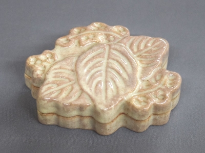 一瀬小兵衛作 共箱 尋牛斎宗匠「慶雲」文字入 同箱書 桐扇面香合 2025