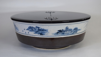 【茶道具】膳所焼 岩崎新定作 染付 近江八景絵 芋頭水指 栗山園オンライン通販部 / 【出物】 膳所焼染付近江八景絵芋頭水