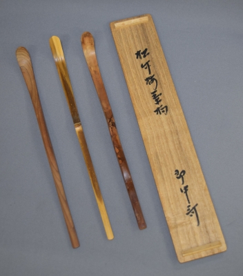 値下げ！茶杓松竹梅３本セット共箱入り　久田家１１代　無適斉宗匠箱書き　表千家流 表千家 即中斎宗匠 自作茶杓 銘「千年鶴」 共筒 共箱 | 古美術ささき