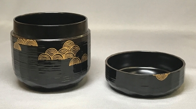 茶道具 木具師 橋村萬象 作 唐草蒔絵 朱八角盆 裏千家 淡々斎書 茶道具 木具師 橋村萬象 作 唐草蒔絵 朱八角盆 裏千家 淡々斎書