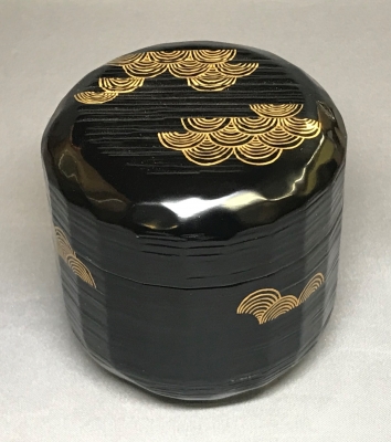 茶道具 木具師 橋村萬象 作 唐草蒔絵 朱八角盆 裏千家 淡々斎書 茶道具 木具師 橋村萬象 作 唐草蒔絵 朱八角盆 裏千家 淡々斎書
