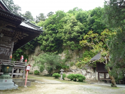 本堂と崖