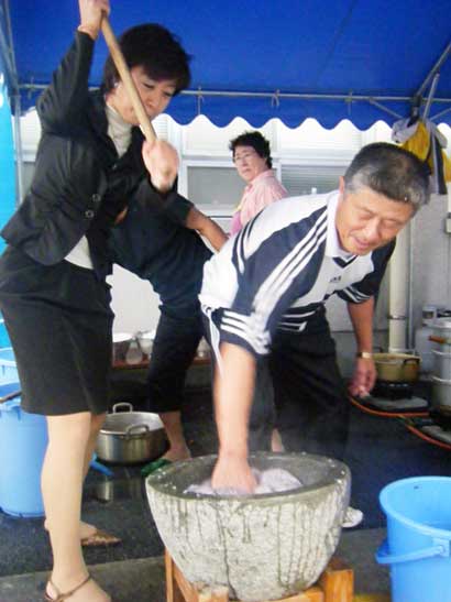 文化祭にてお餅つき
