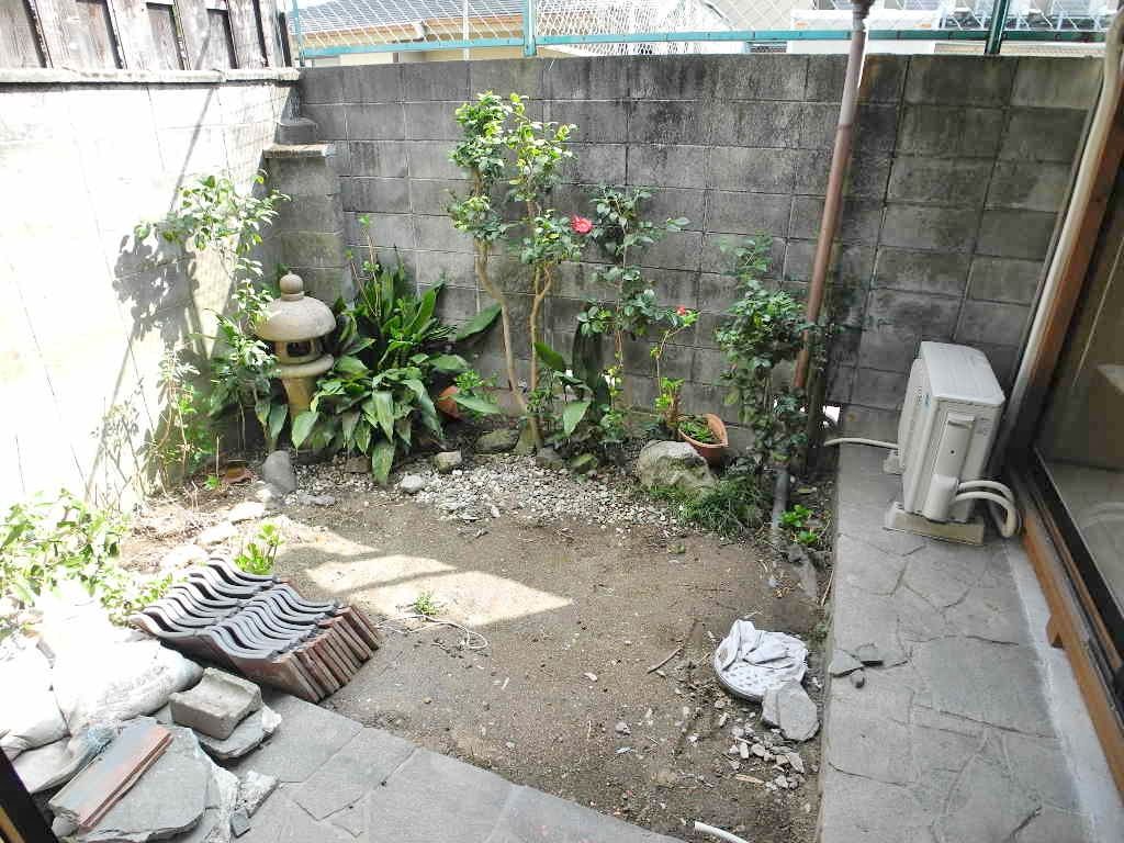 Its 2 story building japanese traditional house type for rent parking for small car big dining kitchen space with small yard
