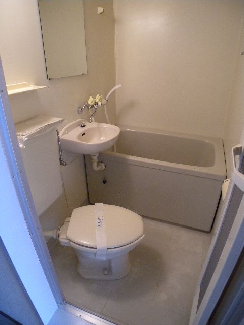 typical japanese apartment bathroom | Japanese apartment, Apartment ...
