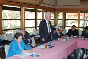 支部長会で挨拶する金子副会長