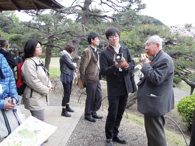 説明をする龍居竹之介名誉会長