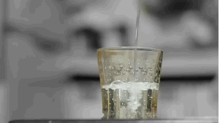 水を注ぐ
