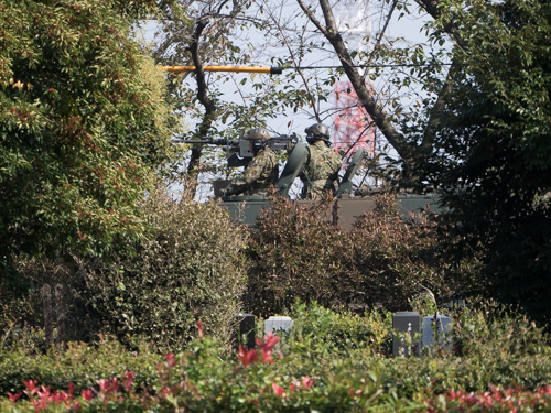 墓石と戦車