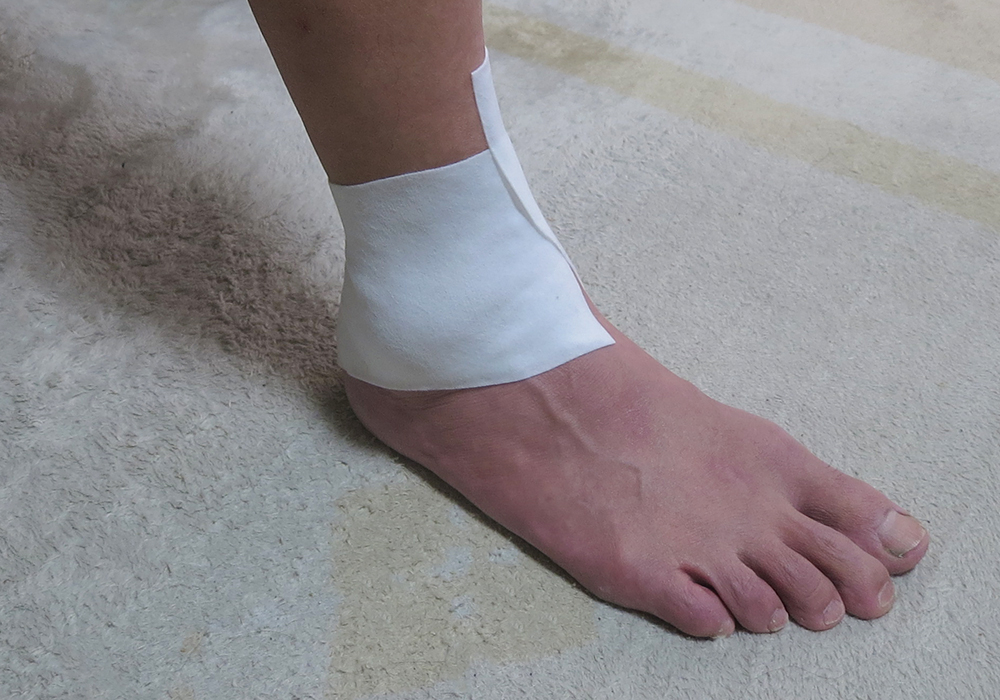 捻挫 湿布 足首