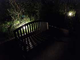 夜のベンチ