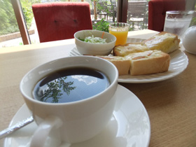 コーヒーに空が...