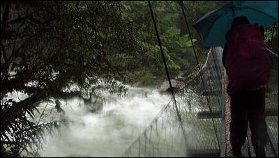 川も濁流