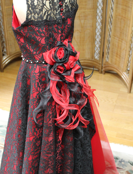 弊社のロイヤルカスタマーにドレスを無事に納品！レッドとブラックレースのアシンメトリーデザイン。ヴァイオリンの演奏者にドレスを構成。 The