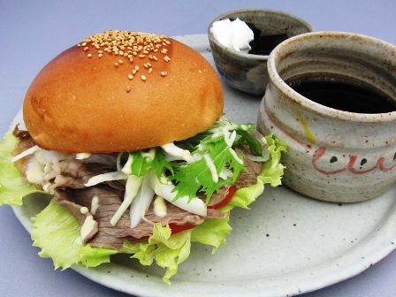 白老牛サラダバーガー