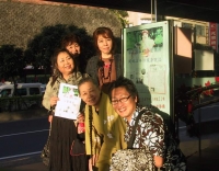 講演会のポスターを囲んで