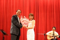 淡水鎮長蔡葉偉さんから花束を受け取る岡田ユキ
