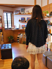 歩行チェックをします。歩いたときに足が痛くないか、外反母趾や、巻爪は痛くないか、愛知、岐阜、三重、長野でシューフィッターをお探しの方、足のサイズを測るための足型計測を岐阜県のシューフィッターがします。中敷き(インソール)作成、足に合った靴をお見立てする為に足を測ります。正しい足のサイズを測ります。足が痛くなく履ける靴、仕事用の革靴、ヒール靴、パンプスなどにはオーダーメイドの靴でも対応可能。外反母趾、巻爪、足が痛いかた、シューフィッターの足型計測とカウンセリングへ足と靴の悩みをお聞かせください。