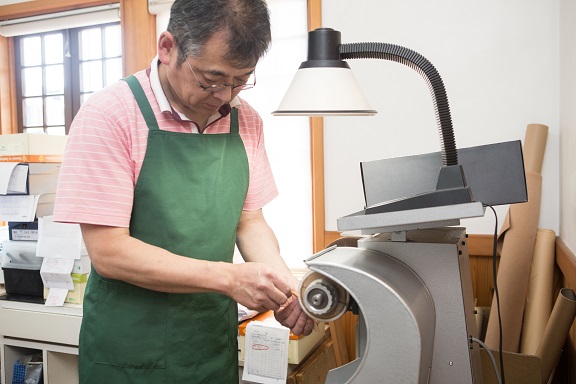 工房で、足に合わせて、中敷きを削ります。パーツを貼りつけます。シューフィッターが中敷きの(インソール)を足に合わせて加工することで、足の裏にピタッと合う中敷き(インソール)で足に合う靴もよりフィット感が出ます。外反母趾、足の裏が痛い、タコ、モートン病、ウオノメ、巻爪、腰痛、膝痛に効果。あしに合った靴と中敷き(インソール)でヒールのあるパンプス、仕事用革靴、(オーダーメイド靴)安全靴、旅行靴、普段靴、カジュアル靴、オシャレ靴、フォーマル靴(冠婚葬祭用靴)も足が痛くなく履けます。シューフィッターの足型計測とカウンセリングへお越しください。足に靴を合わせる専門家、上級シューフィッターとして岐阜、愛知、三重、長野、名古屋、岐阜市、多治見、恵那、中津川、可児、瑞浪の皆様のお役にたちたいです。