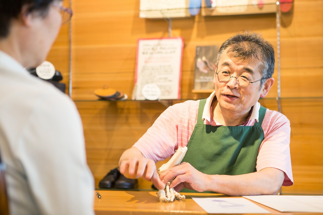 足のサイズを知る。靴選び。岐阜で夫婦で上級シューフィッター。カウンセリングと足型計測。自分の足に合った靴を探すために、足の正しいサイズを測り、仕事用、安全靴、ナースシューズ、パンプス、革靴、旅行用靴、お部屋履き、どんな靴で足が痛くなるのか相談します。足に靴を合わせる専門家、上級シューフィッターとして岐阜、愛知、三重、長野、名古屋、岐阜市、多治見、恵那、中津川、可児、瑞浪の皆様のお役にたちたいです。